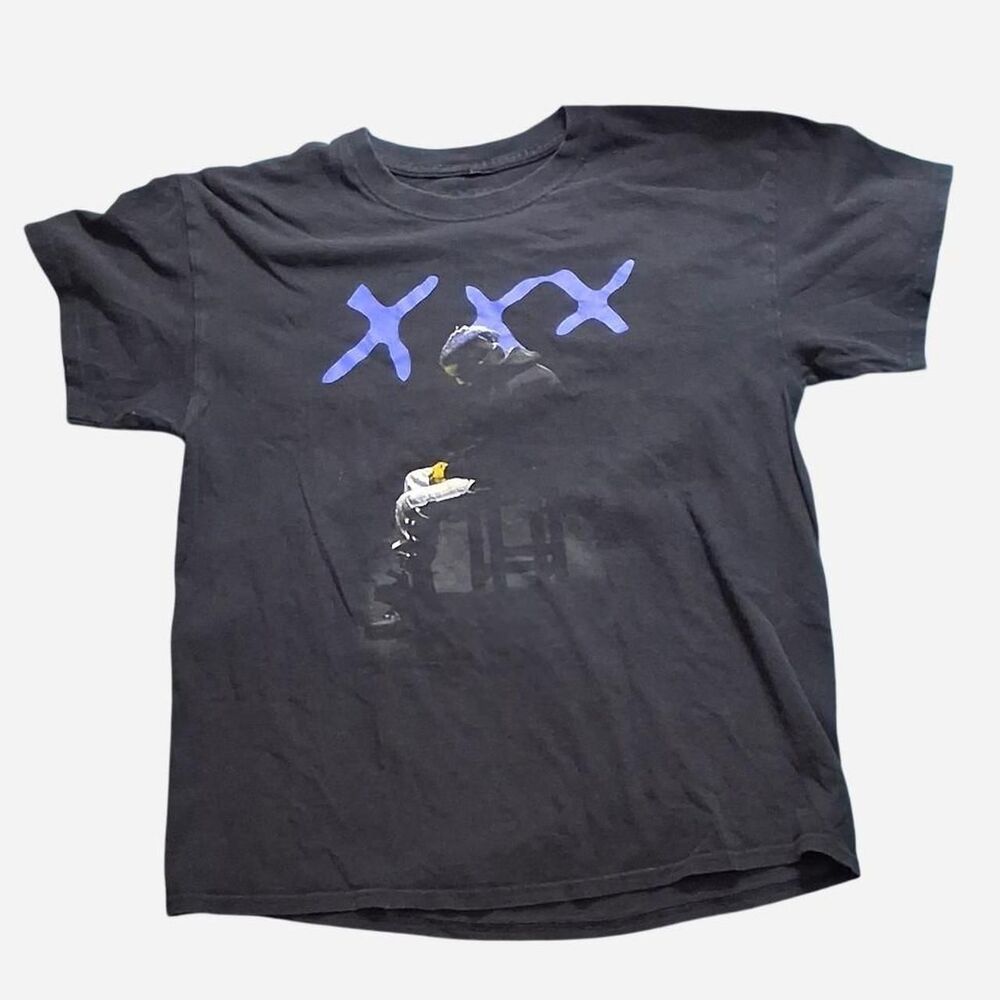 Drakes Men's Black and Navy T-shirt